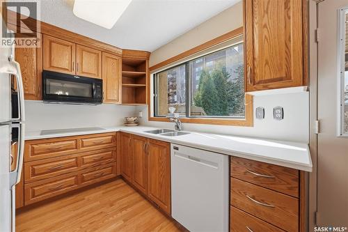 3 425 Pinehouse Drive, Saskatoon, SK - Indoor Photo Showing Kitchen With Double Sink