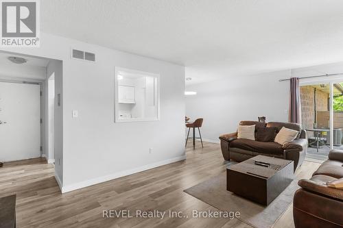 305 - 5222 Portage Road, Niagara Falls (Cherrywood), ON - Indoor Photo Showing Living Room