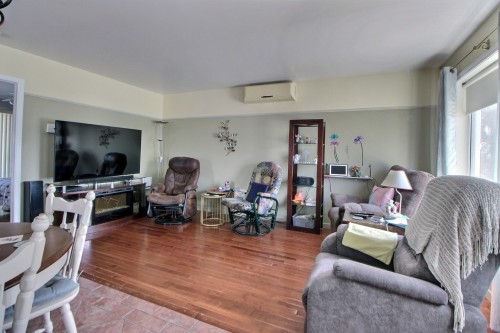 Salon - 781 Av. Létourneau, Amos, QC - Indoor Photo Showing Living Room