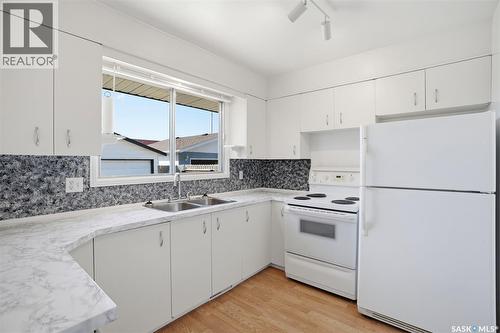 218 Anderson Crescent, Saskatoon, SK - Indoor Photo Showing Kitchen With Double Sink