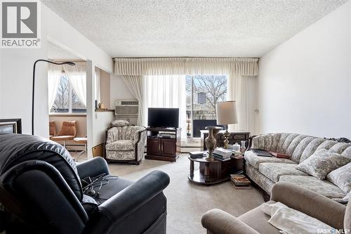 9 26 Shaw Street, Regina, SK - Indoor Photo Showing Living Room