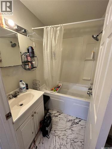 922 Garnet Street, Regina, SK - Indoor Photo Showing Bathroom