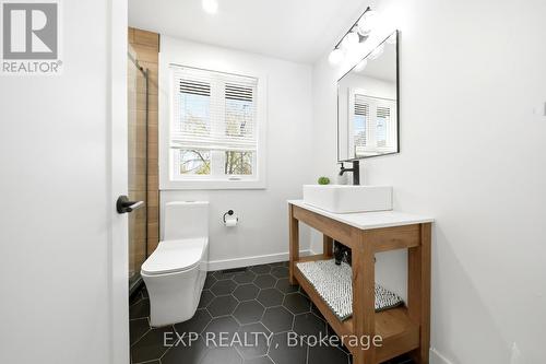 200 Madison Avenue S, Kitchener, ON - Indoor Photo Showing Bathroom