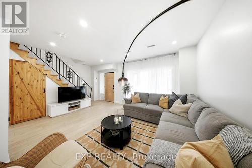 200 Madison Avenue S, Kitchener, ON - Indoor Photo Showing Living Room