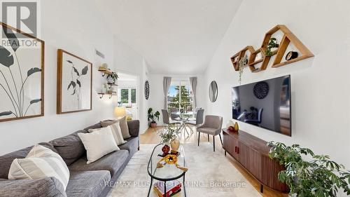 111 - 55 Bristol Road E, Mississauga, ON - Indoor Photo Showing Living Room