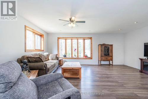 3 Celestine Court, Tiny, ON - Indoor Photo Showing Living Room