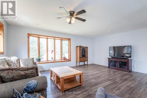 3 Celestine Court, Tiny, ON - Indoor Photo Showing Living Room