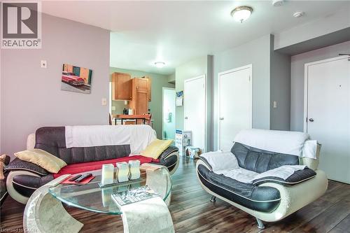 660 King Street E, Cambridge, ON - Indoor Photo Showing Living Room