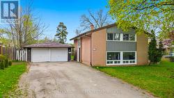 471 SEABOURNE DRIVE Oakville, ON L6L 4E9