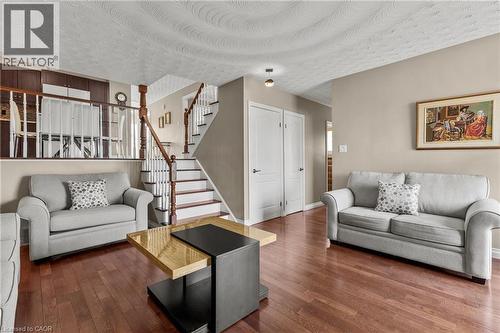 14 Indian Crescent, Hamilton, ON - Indoor Photo Showing Living Room
