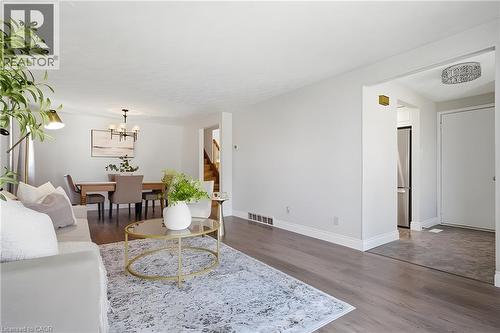 484 Hunterswood Court, Waterloo, ON - Indoor Photo Showing Living Room