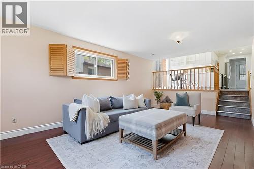 484 Hunterswood Court, Waterloo, ON - Indoor Photo Showing Living Room