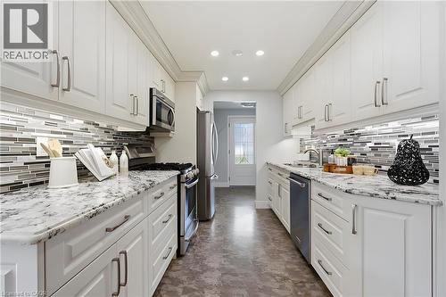 484 Hunterswood Court, Waterloo, ON - Indoor Photo Showing Kitchen With Upgraded Kitchen