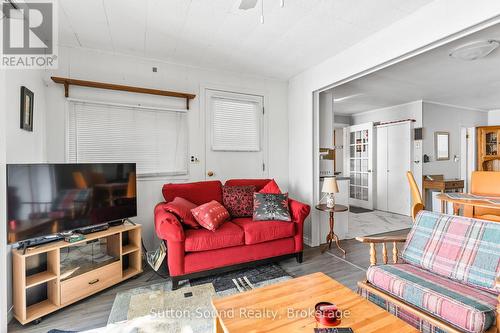 606 Mallory Beach Road, South Bruce Peninsula, ON - Indoor Photo Showing Living Room