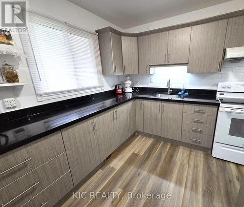 6 - 93 Hansen Road N, Brampton (Madoc), ON - Indoor Photo Showing Kitchen