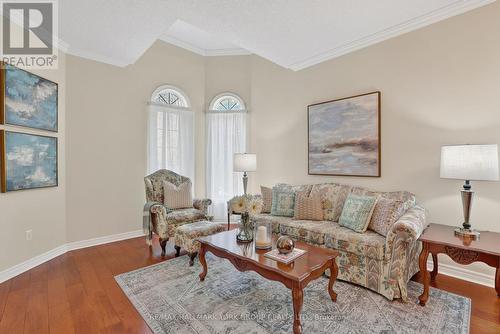 801 Surin Court, Newmarket, ON - Indoor Photo Showing Living Room