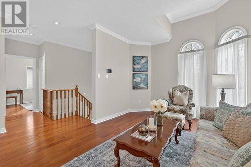 801 Surin Court, Newmarket, ON - Indoor Photo Showing Living Room