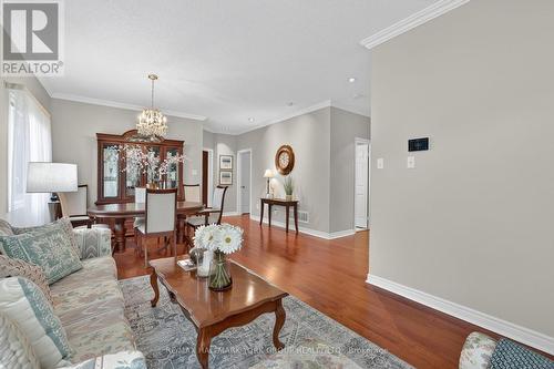 801 Surin Court, Newmarket, ON - Indoor Photo Showing Living Room