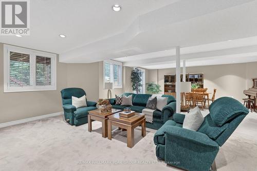 801 Surin Court, Newmarket, ON - Indoor Photo Showing Living Room