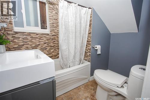 917 6Th Avenue N, Saskatoon, SK - Indoor Photo Showing Bathroom