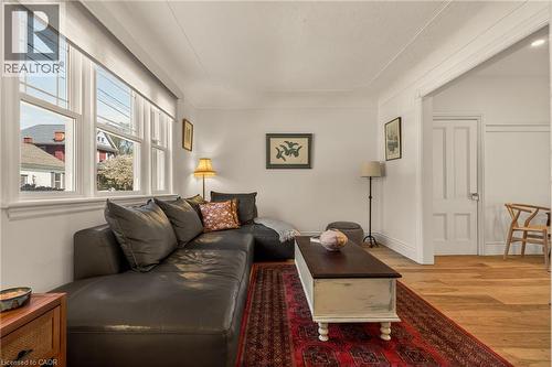 32 Magill Street, Hamilton, ON - Indoor Photo Showing Living Room