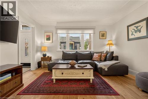 32 Magill Street, Hamilton, ON - Indoor Photo Showing Living Room