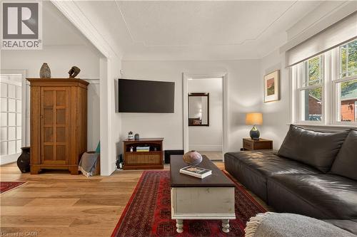 32 Magill Street, Hamilton, ON - Indoor Photo Showing Living Room