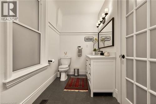 32 Magill Street, Hamilton, ON - Indoor Photo Showing Bathroom