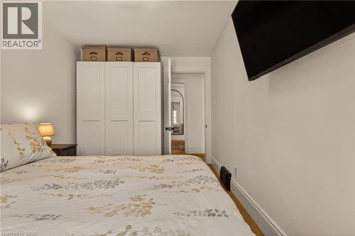 32 Magill Street, Hamilton, ON - Indoor Photo Showing Bedroom