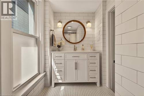 32 Magill Street, Hamilton, ON - Indoor Photo Showing Bathroom