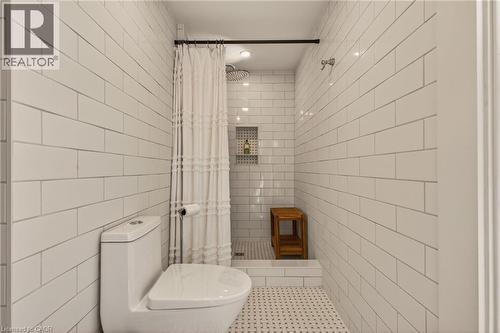 32 Magill Street, Hamilton, ON - Indoor Photo Showing Bathroom