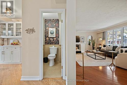 1578 Sherway Drive, Mississauga, ON - Indoor Photo Showing Living Room