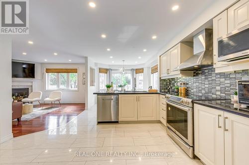 2946 Duncairn Drive, Mississauga, ON - Indoor Photo Showing Kitchen With Stainless Steel Kitchen With Upgraded Kitchen