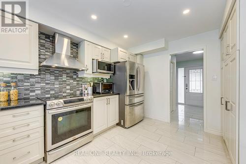 2946 Duncairn Drive, Mississauga, ON - Indoor Photo Showing Kitchen With Stainless Steel Kitchen With Upgraded Kitchen