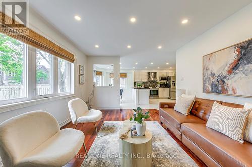 2946 Duncairn Drive, Mississauga, ON - Indoor Photo Showing Living Room