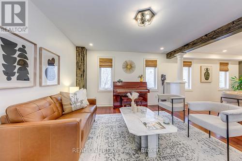 2946 Duncairn Drive, Mississauga, ON - Indoor Photo Showing Living Room