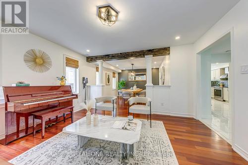 2946 Duncairn Drive, Mississauga, ON - Indoor Photo Showing Living Room