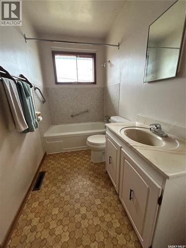260 Duncan Road, Estevan, SK - Indoor Photo Showing Bathroom