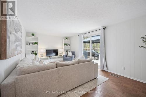 22 Crestwood Drive, Cambridge, ON - Indoor Photo Showing Living Room