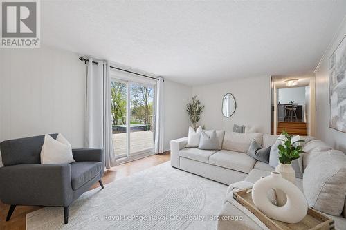 22 Crestwood Drive, Cambridge, ON - Indoor Photo Showing Living Room