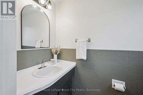22 Crestwood Drive, Cambridge, ON - Indoor Photo Showing Bathroom