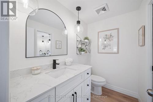 22 Crestwood Drive, Cambridge, ON - Indoor Photo Showing Bathroom