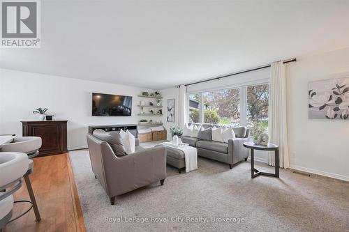22 Crestwood Drive, Cambridge, ON - Indoor Photo Showing Living Room