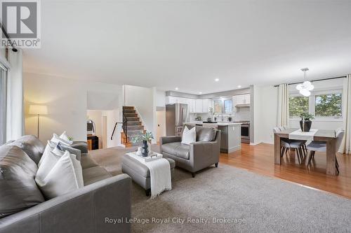 22 Crestwood Drive, Cambridge, ON - Indoor Photo Showing Living Room