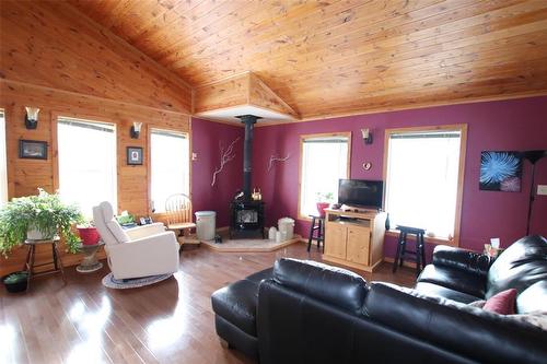 living room - 156 Cottage Road, Steep Rock, MB - Indoor Photo Showing Living Room