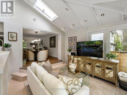 1454 Chasehurst Drive, Mississauga, ON - Indoor Photo Showing Living Room