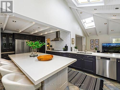 1454 Chasehurst Drive, Mississauga, ON - Indoor Photo Showing Kitchen With Double Sink With Upgraded Kitchen