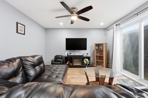 Salon - 960 Rue Basile-Routhier, Repentigny (Repentigny), QC - Indoor