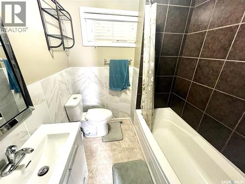 719 I Avenue S, Saskatoon, SK - Indoor Photo Showing Bathroom