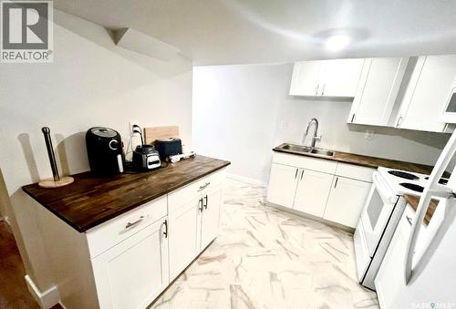 719 I Avenue S, Saskatoon, SK - Indoor Photo Showing Kitchen With Double Sink